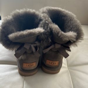 Olive green Uggs. Size 7.